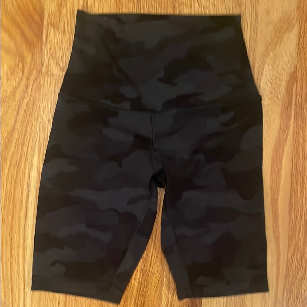 Lululemon 8in Women's Black Camo bike Shorts. Size 0